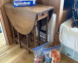 Vintage small Oak drop leaf side table 