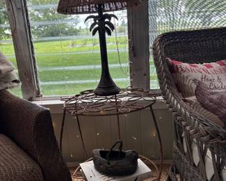 Iron small side table with palm lamp 