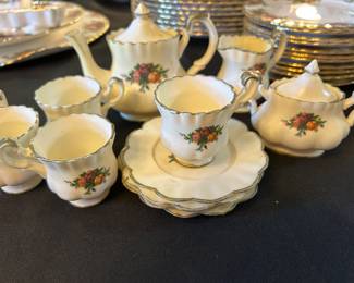 ROYAL ALBERT CHILDS PLASTIC VINTAGE