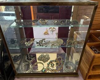 vintage jewelry 