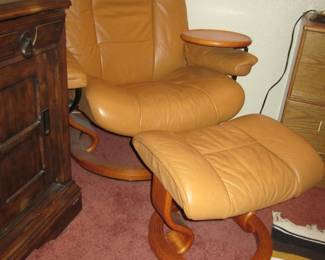 Stressless Leather Swivel Recliner w/Ottoman and Side Table