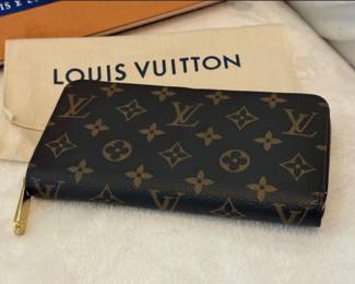 Louis Vitton Zippy wallet in mint condition with original packaging and receipt 