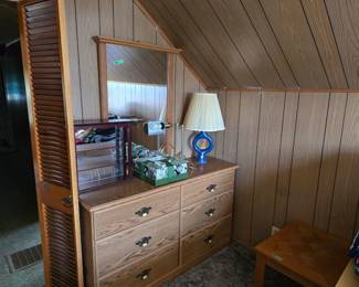 Table dresser and mirror