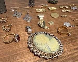Vintage Costume Jewelry & Collectibles Lot – Cameo Brooch, Rings, Earrings, Pins, Cufflinks & Trinkets