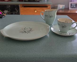 Harmony House Gloria Dinnerware Set second image