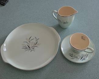 Harmony House Gloria Dinnerware Set