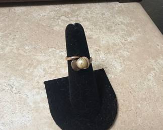 Vintage Gold Tone Pearl Flower Ring