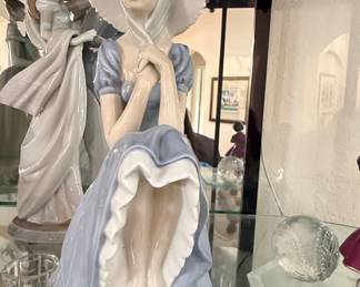 Lladro Porcelain Figurine "Girl with Straw Hat"