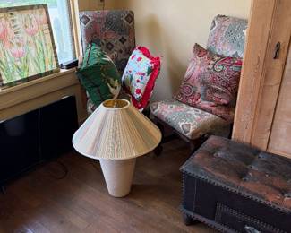 Chairs, lamps, decorative pillows