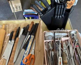 062 kitchenknivesutensilslotwithknifeb