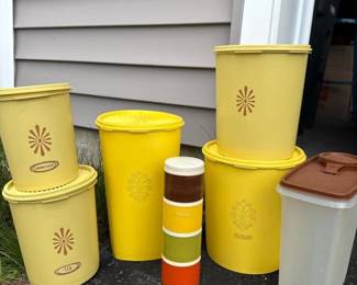 267 vintagetupperwareharvestgoldcanister