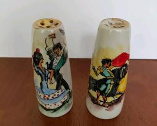 040 handpaintedporcelainsaltpeppershake