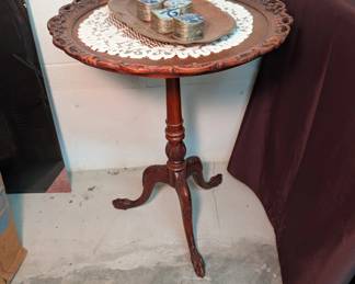 Pie Crust Tripod Table