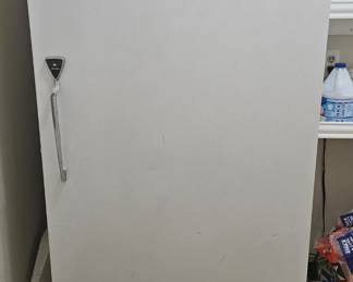 Vintage JC Penney Freezer - Model 1819 [Dimensions: H 64 5/8"; W 32"; D 26 3/8"; Cu Ft 19.3