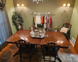 Duncan Phyfe style mahogany dining table w/ leaf