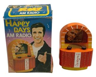 4426 - 1976 The Fonz Happy Days AM Radio w/ Box (Description): Used as is electric/electronic/mechanical item. No guarantee all components, untested.