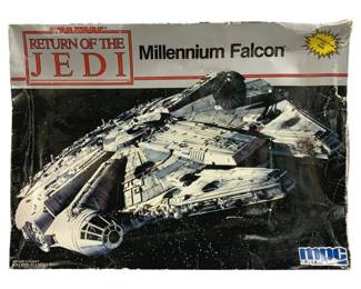 4009 - Star Wars Millennium Falcon Model Kit (Description): MPC/ERTC