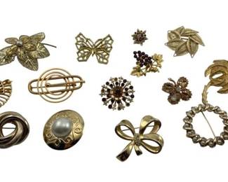8067 - Lot of Assorted Brooches