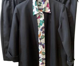 8015 - 3pc Women's Suit w/ Colored Dress Shirt (Description): Pants/Skirt - Size 14 Shirt/Jacket - Size 16