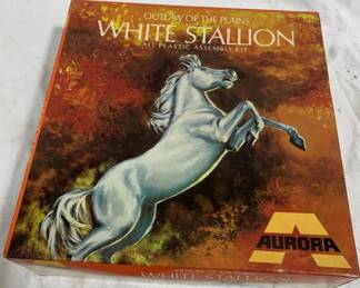 8105 - Aurora White Stallion Horse Model Assembly Kit