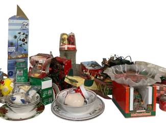 7016 - Table Lot of Assorted Christmas Decor