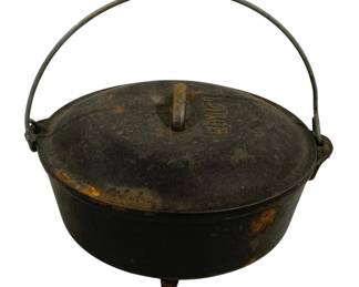 4617 - Lodge Cast Iron Pot w/ Lid - 10" Round