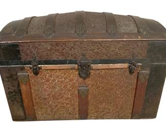 4731 - Vintage Camelback Steamer Trunk - 23 x 30 x 19 (Description): with tray