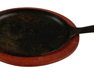 4611 - Lodge Cast Iron Skillet w/ Wood Tray - 7.5 x 10