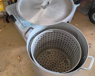 Crab boil, fish boil pot with strainer