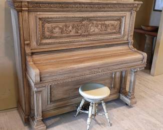 Upright piano