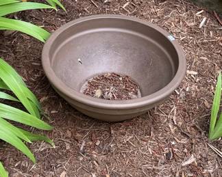 Vigoro Alton Medium Brown Plastic Round Planter (20 in. L x 15 in. W x 15 in. H)