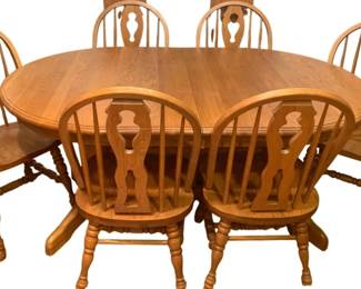 163 - Oak Table w/ 6 Chairs and 2 Leafs