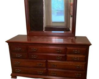 453 - Mahogany 8 Drawer Dresser w/ Mirror - 67 x 62 x 20