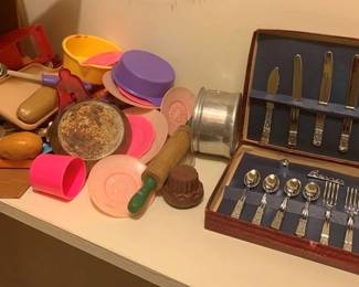 402 - Group Lot of Vintage Child's Cookware & Kitchen (Description): Items