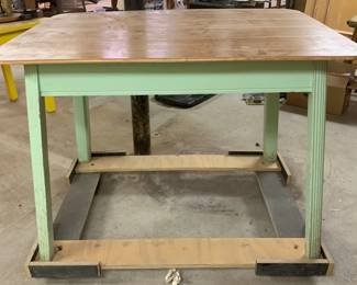 515 - Rolling Table - 34 x 43 x 31