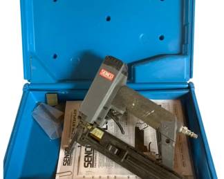 549 - Senco Staple Gun in Case - 51520 (Description): Used as is electric/electronic/mechanical item. No guarantee all components, untested.