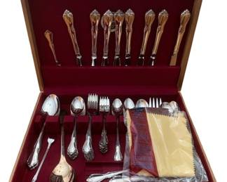 195 - Oneida Craft Stainless China Set in Case- 70 Pcs (Description): Case is 3 x 15 x 11