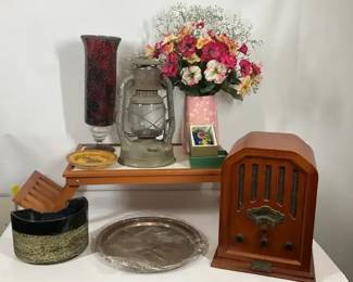 Thomas Collectors Edition tabletop radio with Lantern, Vase,  Accent Pieces