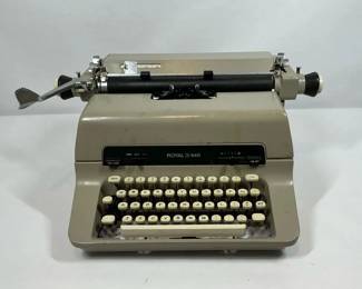 Royal 440 manual typewriter featuring full keyboard