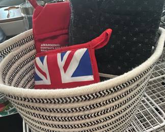 Union Jack Oven Mitts and Pot Holder Set with Rope Basket