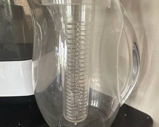 Clear Acrylic Pitcher with Infuser
