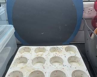 Trudeau Confetti Cup Muffin Pan