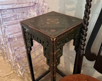 Chinese Chinoiserie Lacquered Pedestal Table