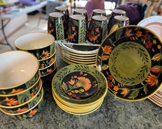 222 Fifth American Flower 8 place settings
