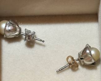 Pearl studs