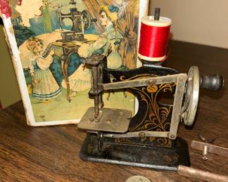 TOY SEWING MACHINE