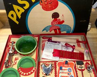 CHILD'S PASTRY SET