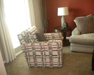 Accent swivel chair ALL LIKE NEW