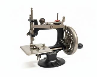 Singer "Sewhandy" Model 20 Toy Sewing Machine