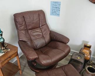 This item is leftover from an estate sale We had earlier this year It is a like new 1980s Ekornes stressless recliner with ottoman and full brochure. Located at my house off of Sarno and Melbourne. As you may or may not know items that do not sell that are nice enough we bring home and consign. They said I'm here is $500. As I always date please do not come here looking for this read the full description